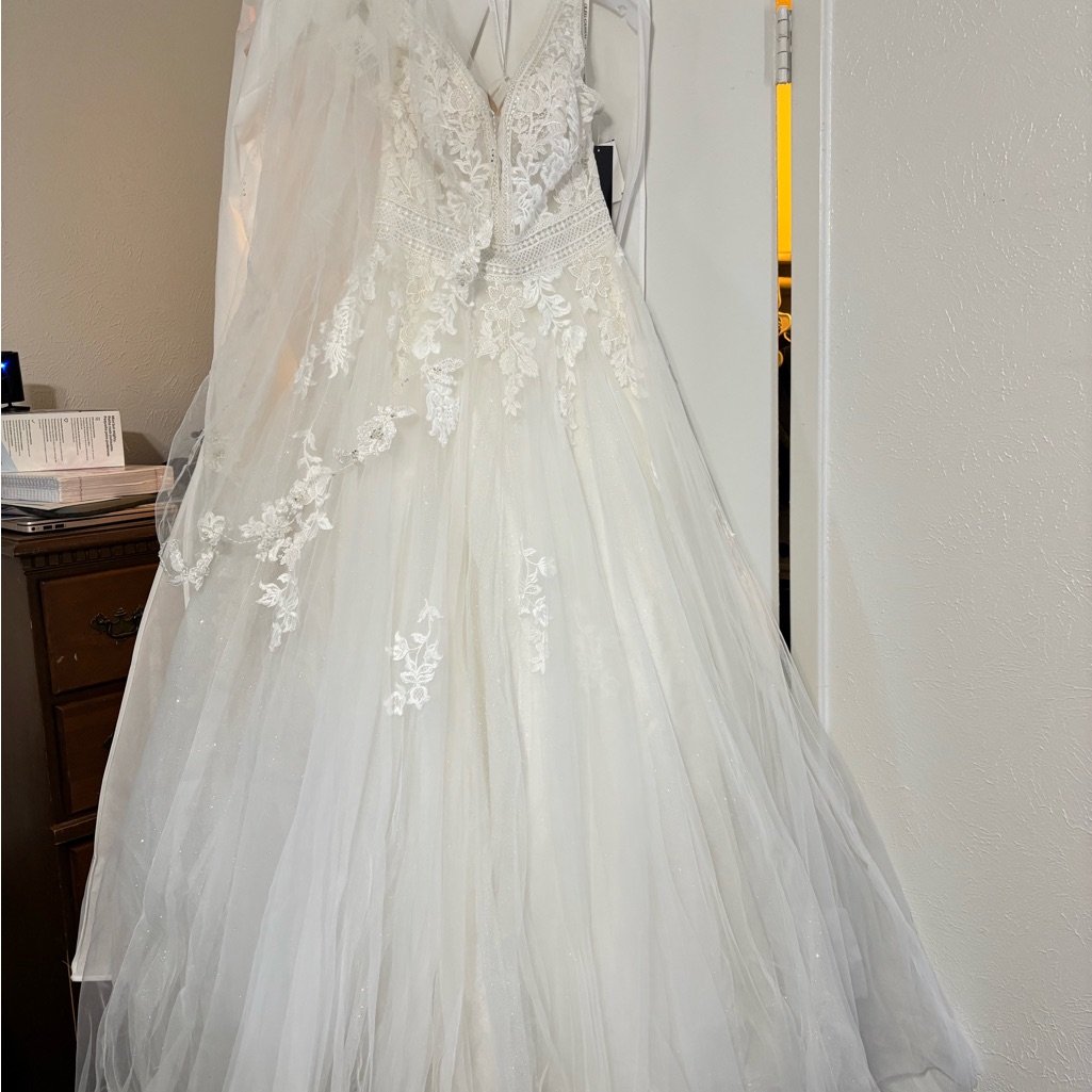 Elegant White Lace Wedding Dress With Wedding Veil